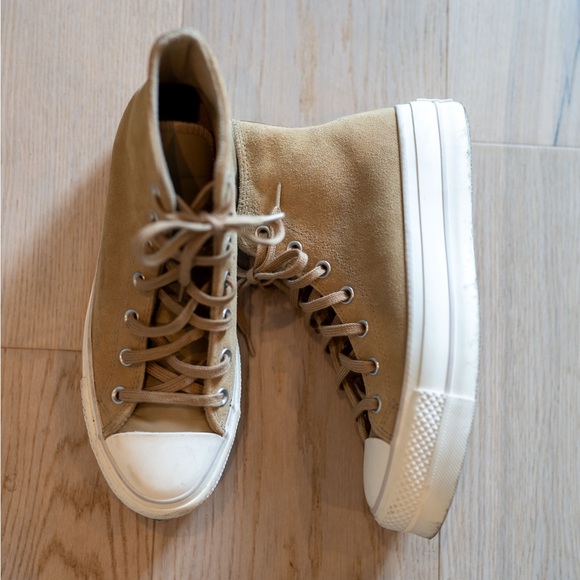 Converse high top size 8.5 suede EUC - Picture 3 of 5